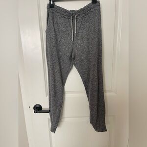 Vuori Women’s Performance Jogger in Heather Grey Size Small